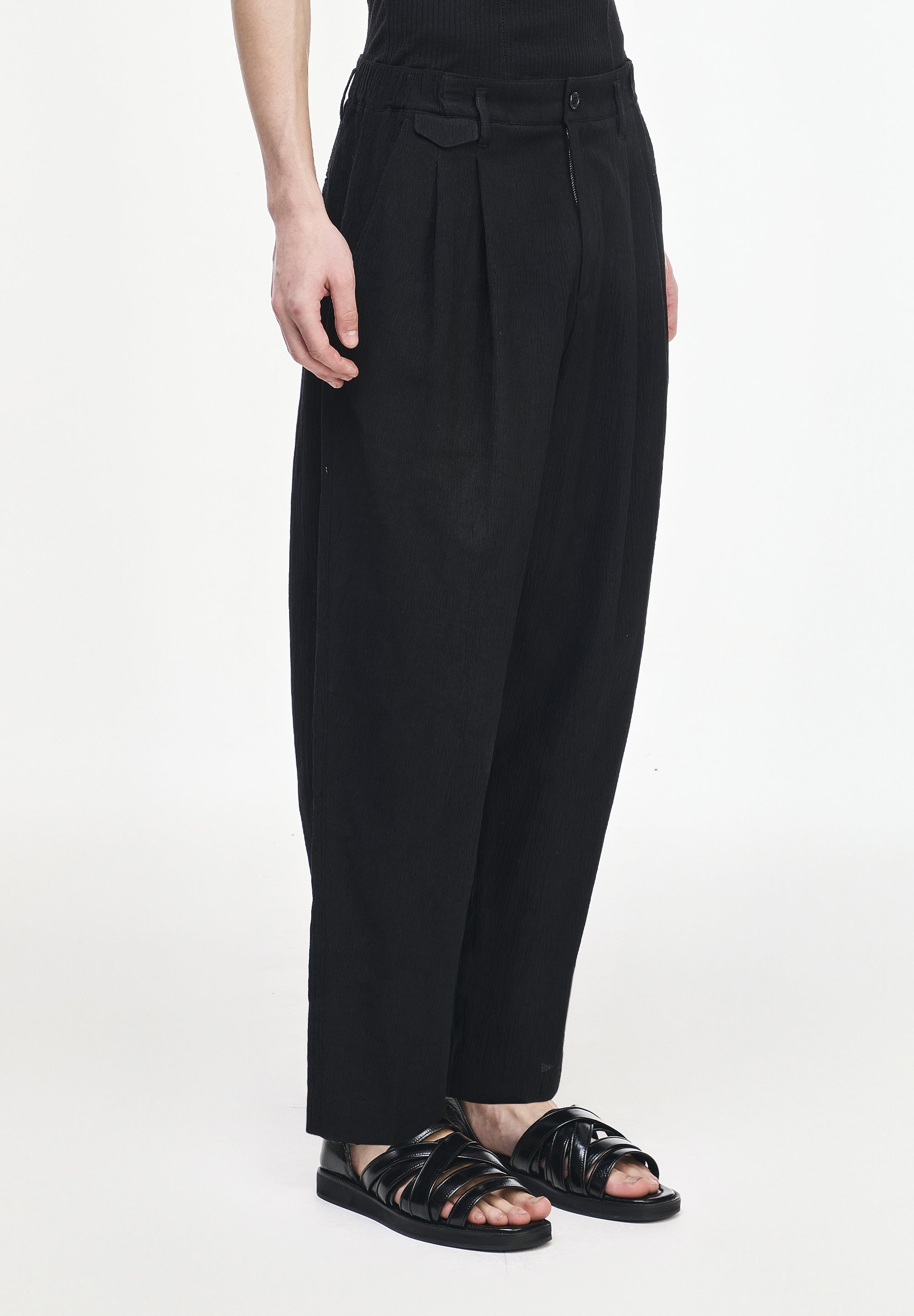 PLEATS VOLUME CARROT PANTS
