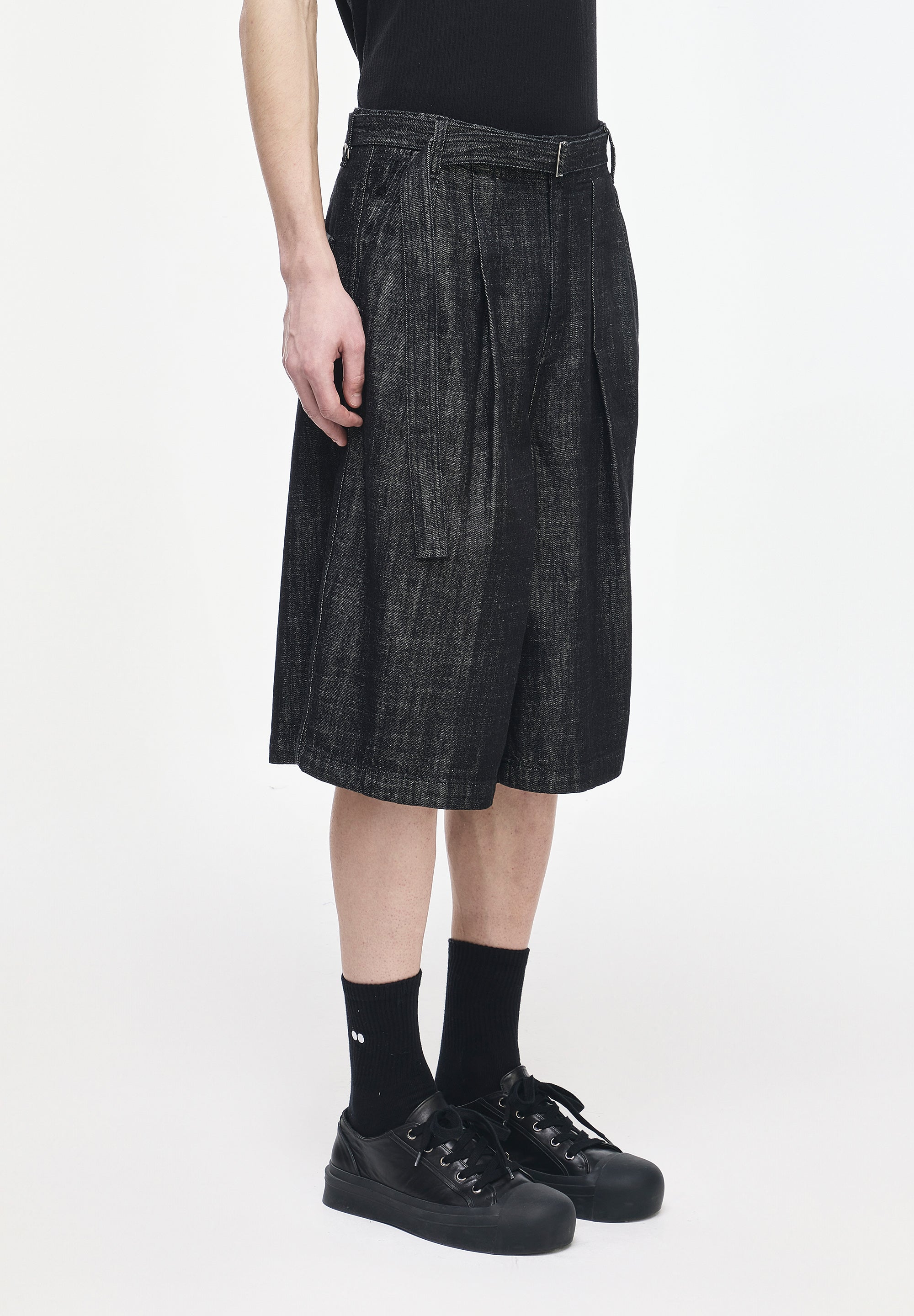 ASYMMETRIC CROP WIDE DENIM SHORTS