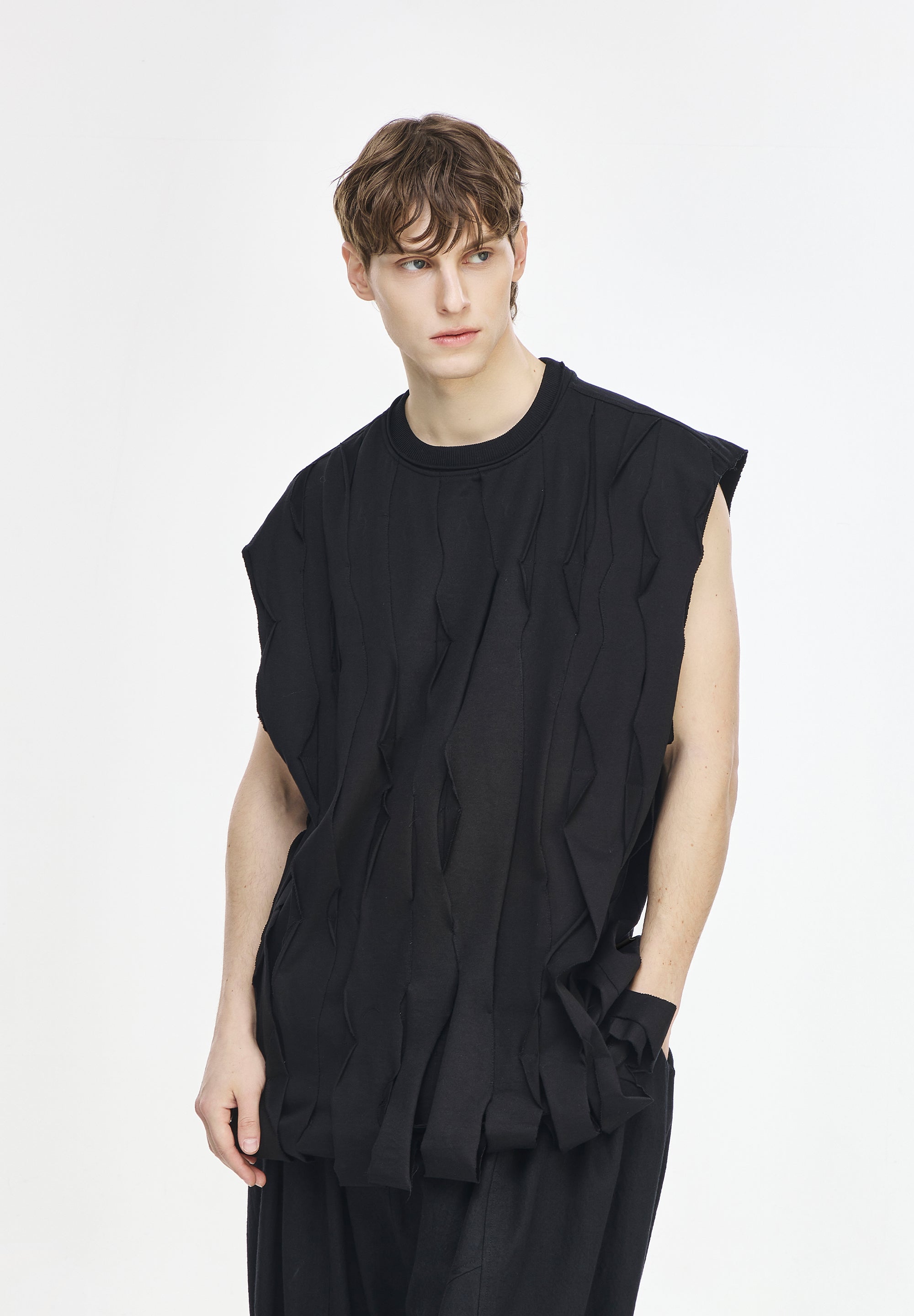 FRAGMENT SLEEVELESS