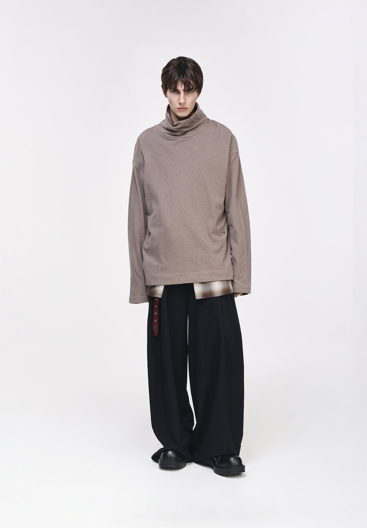 CHARIOT EMBROIDERED HIGH NECK