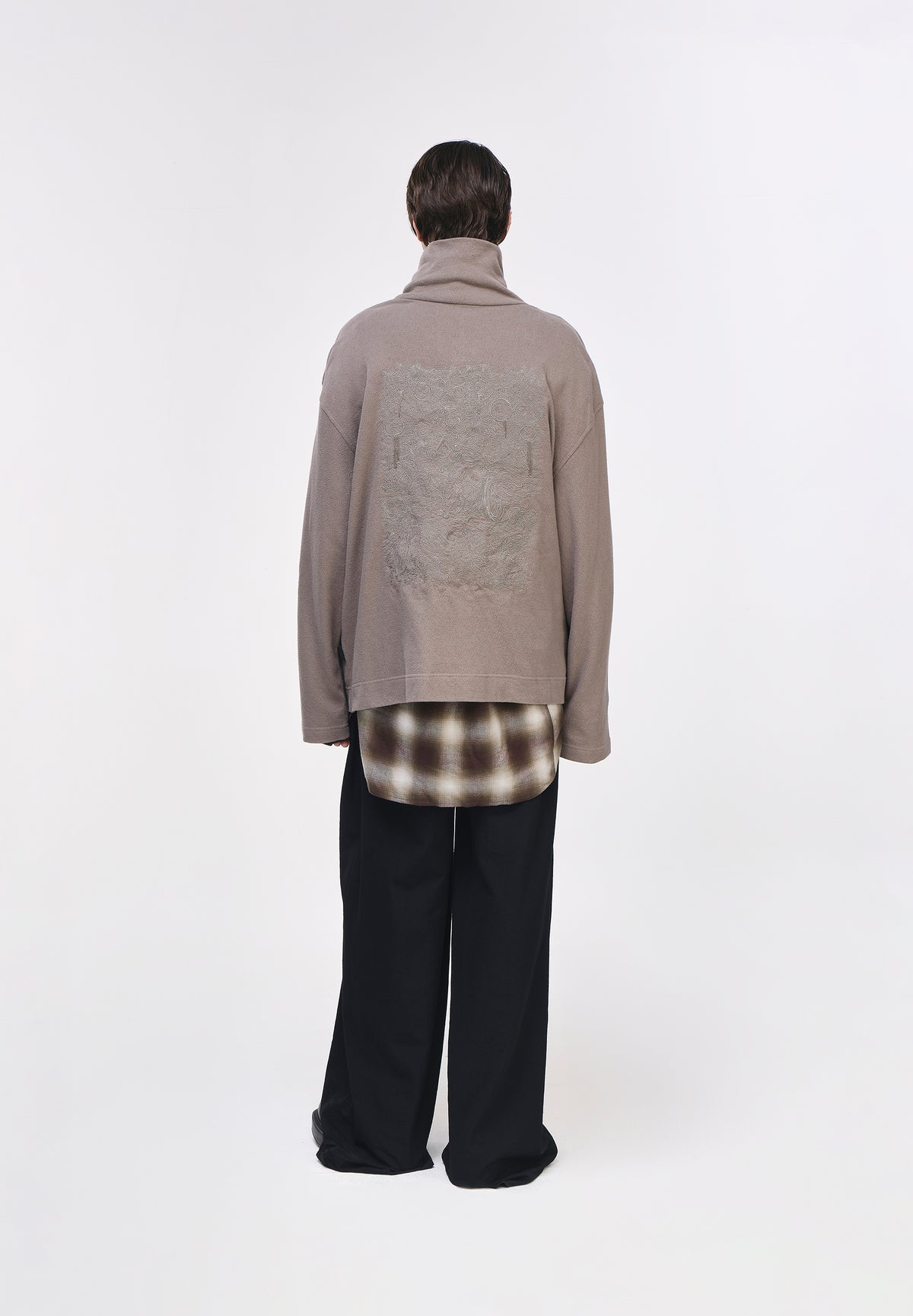 CHARIOT EMBROIDERED HIGH NECK