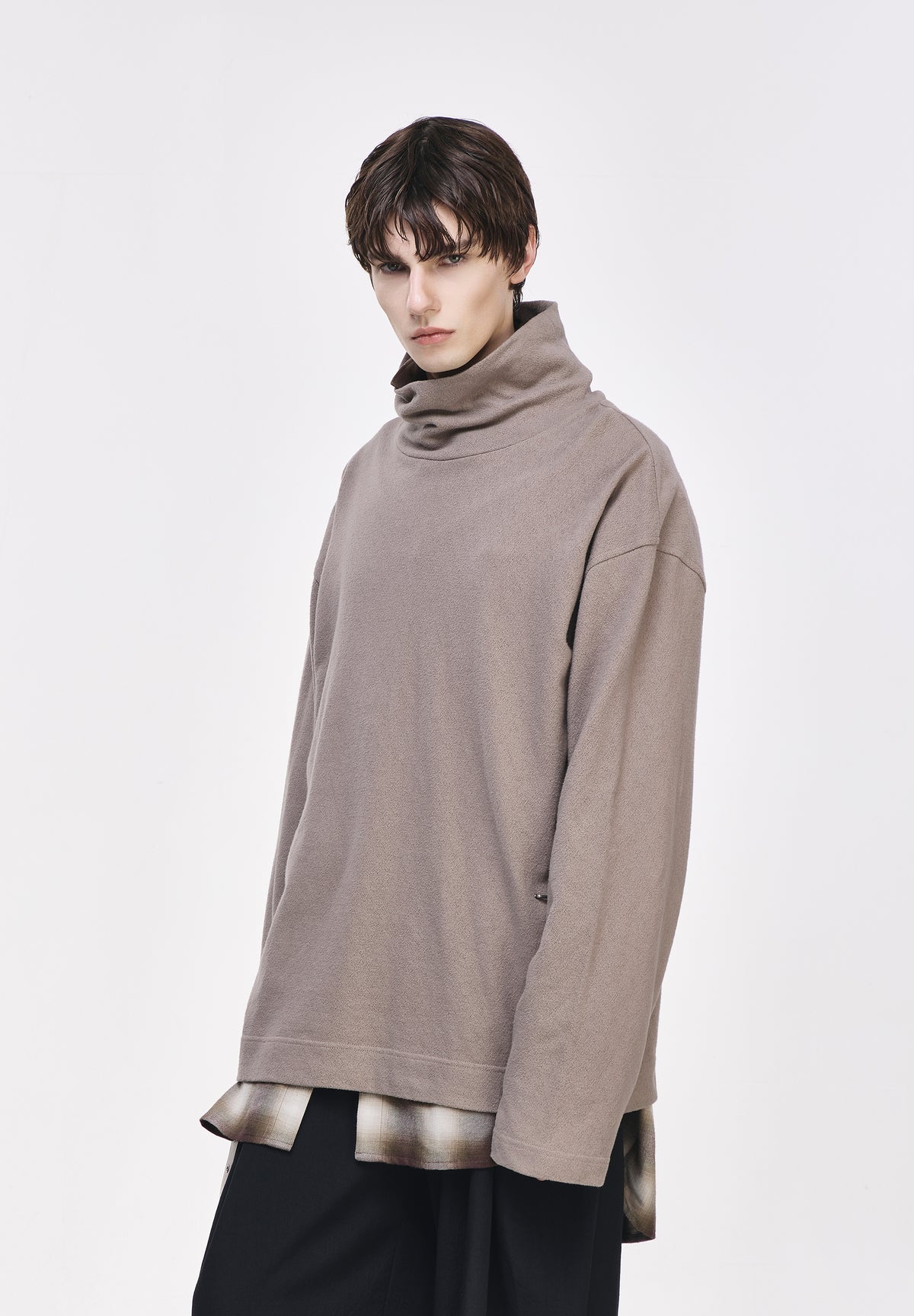 CHARIOT EMBROIDERED HIGH NECK