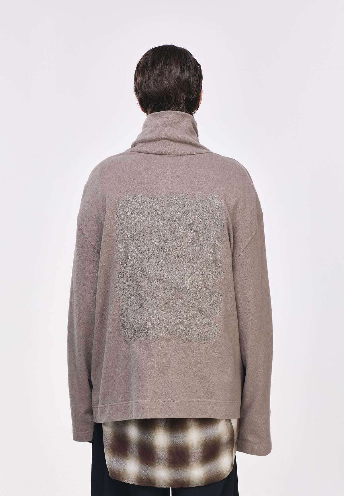 CHARIOT EMBROIDERED HIGH NECK