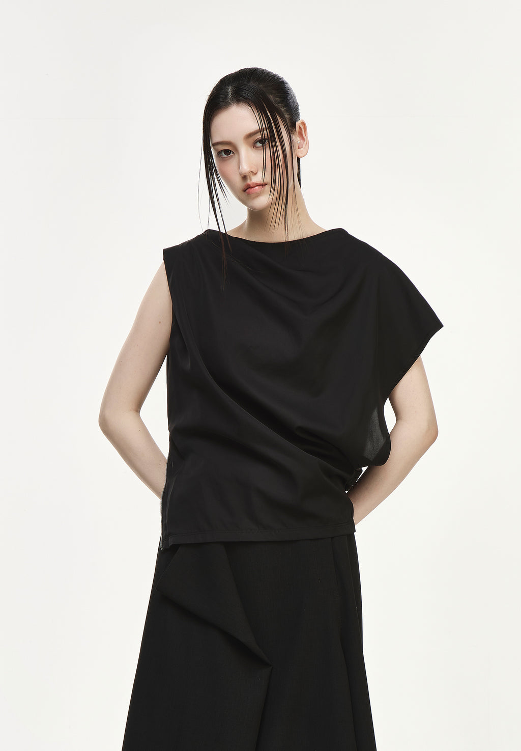 META SLEEVELESS BLOUSE