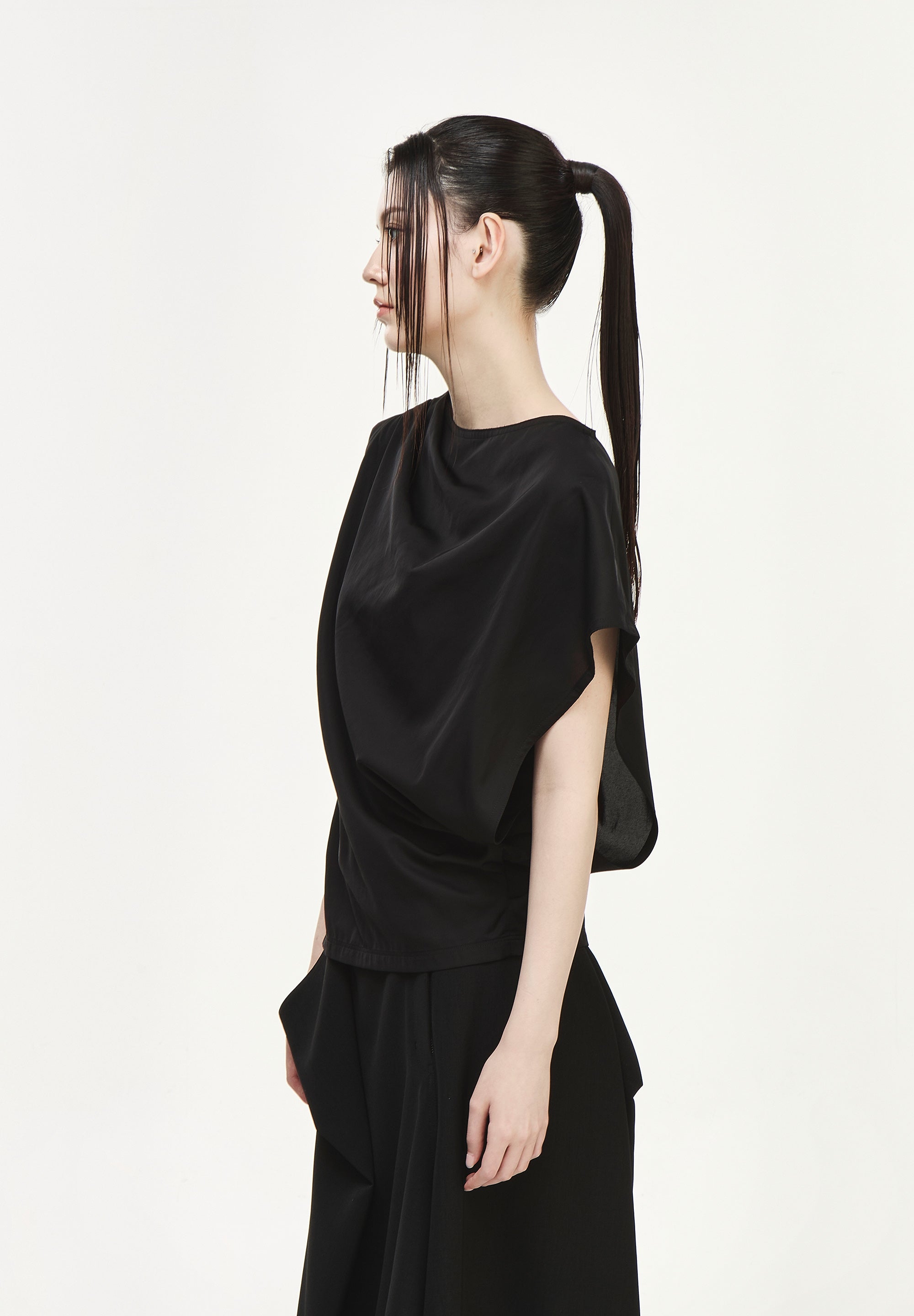 META SLEEVELESS BLOUSE