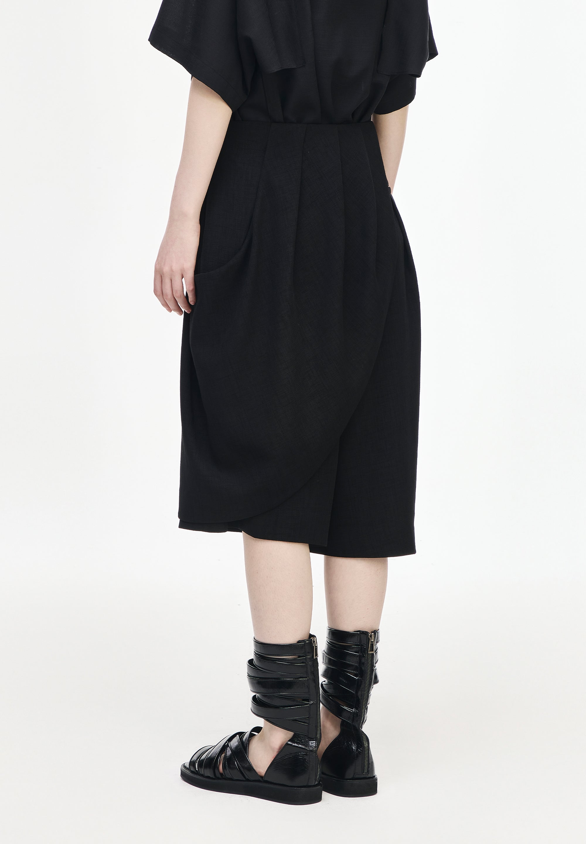 SONGZIO WOMAN CASECADE DRAPE SHORTS
