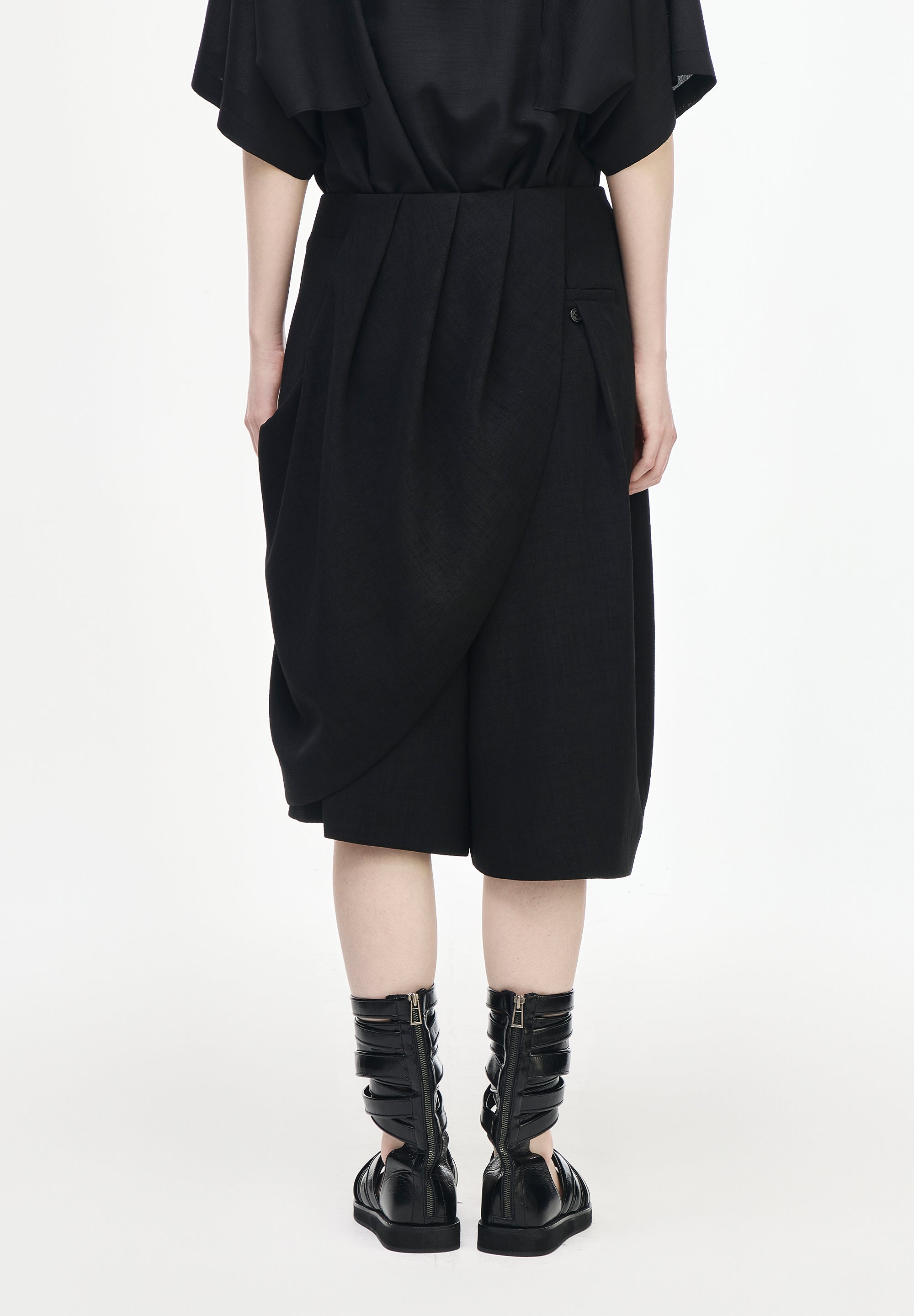 SONGZIO WOMAN CASECADE DRAPE SHORTS