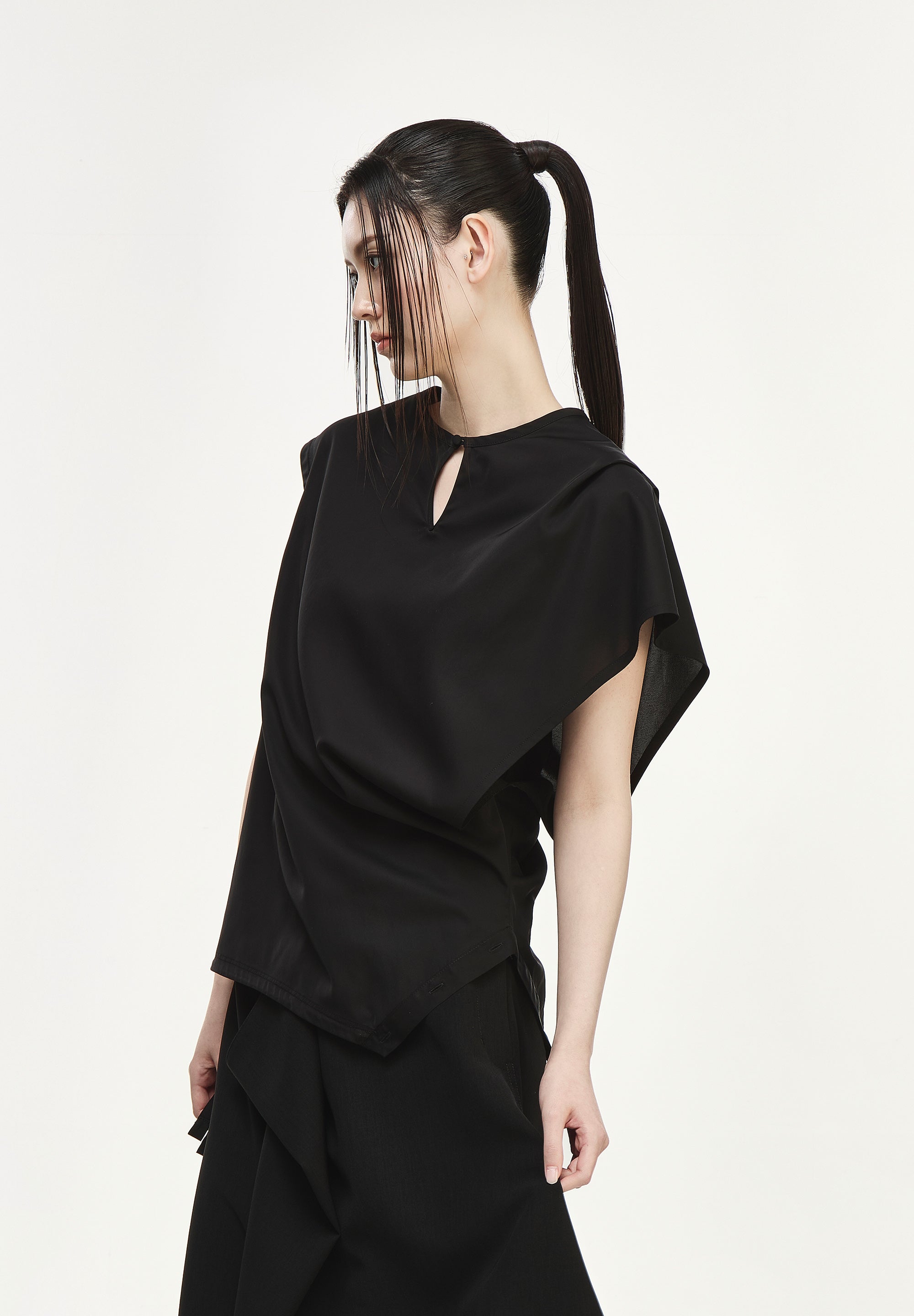 META SLEEVELESS SHIRT