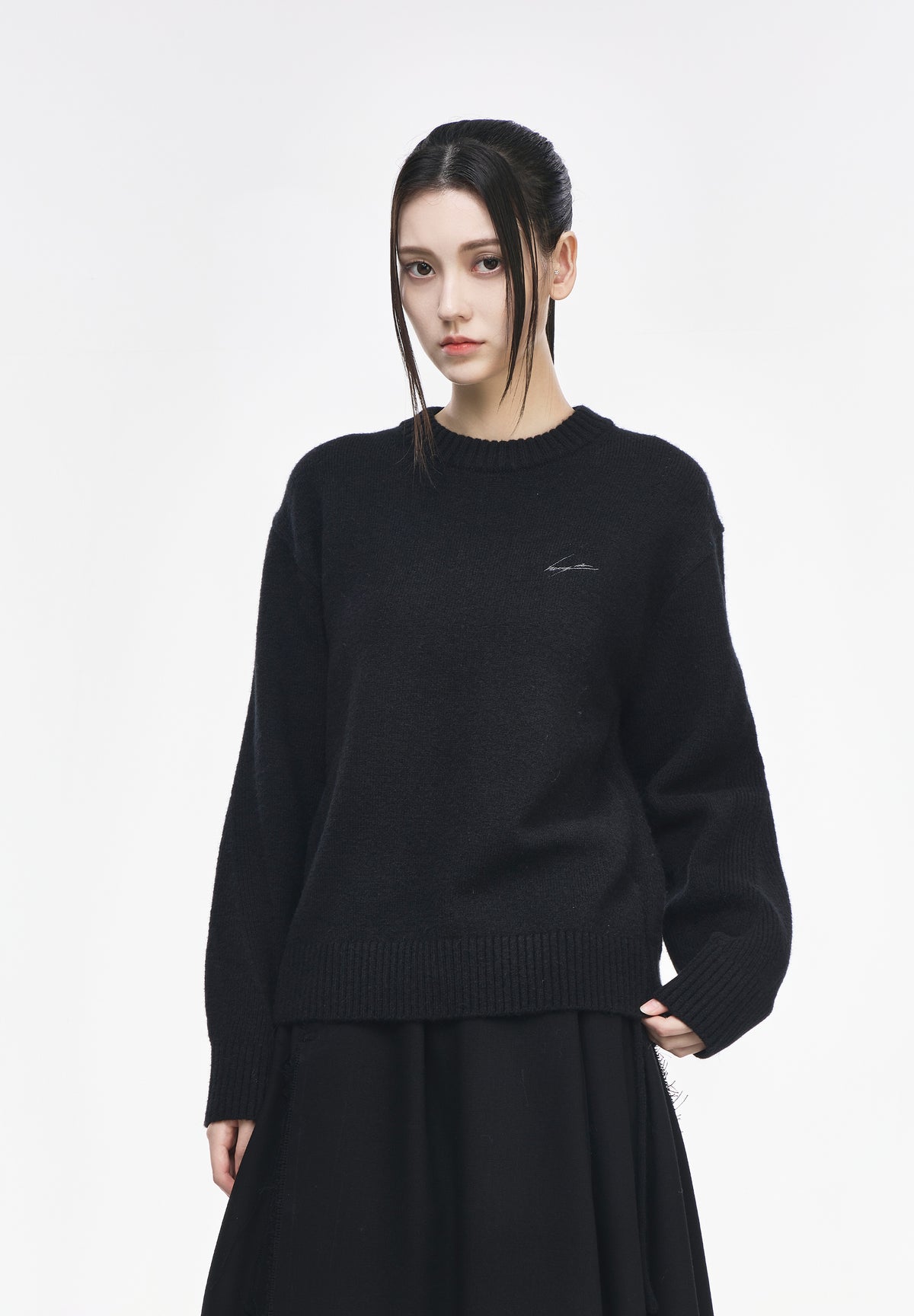 CHARIOT EMBROIDERED ROUND NECK KNIT