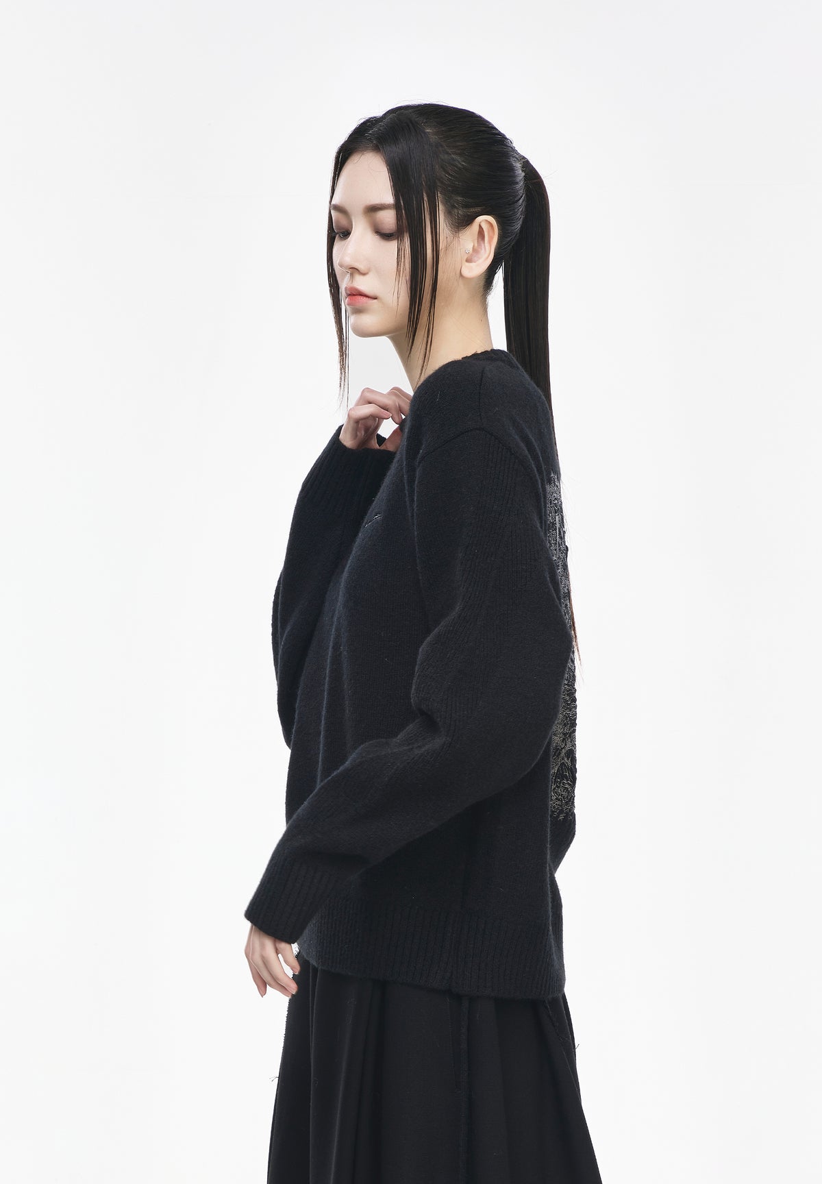 CHARIOT EMBROIDERED ROUND NECK KNIT