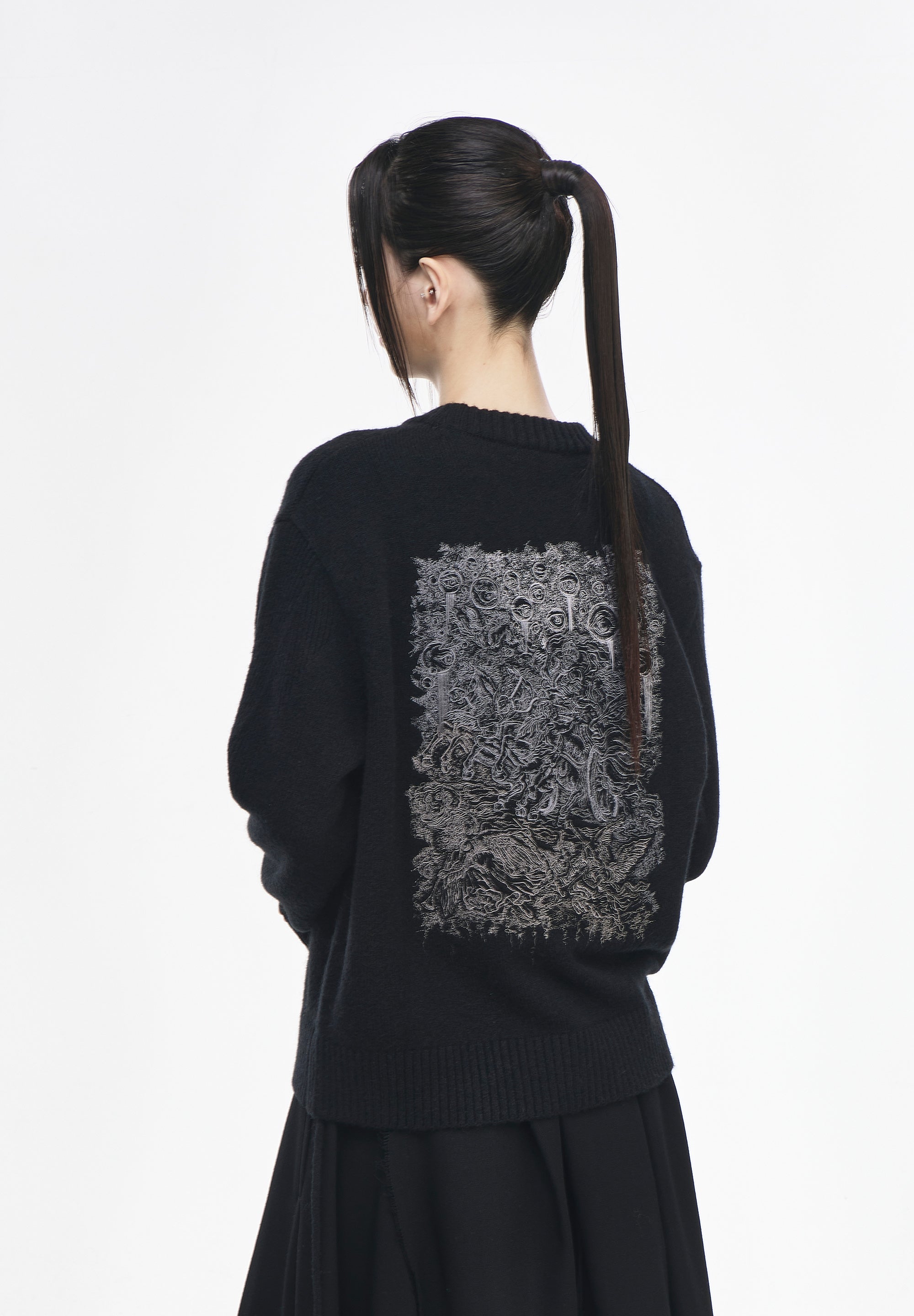 CHARIOT EMBROIDERED ROUND NECK KNIT