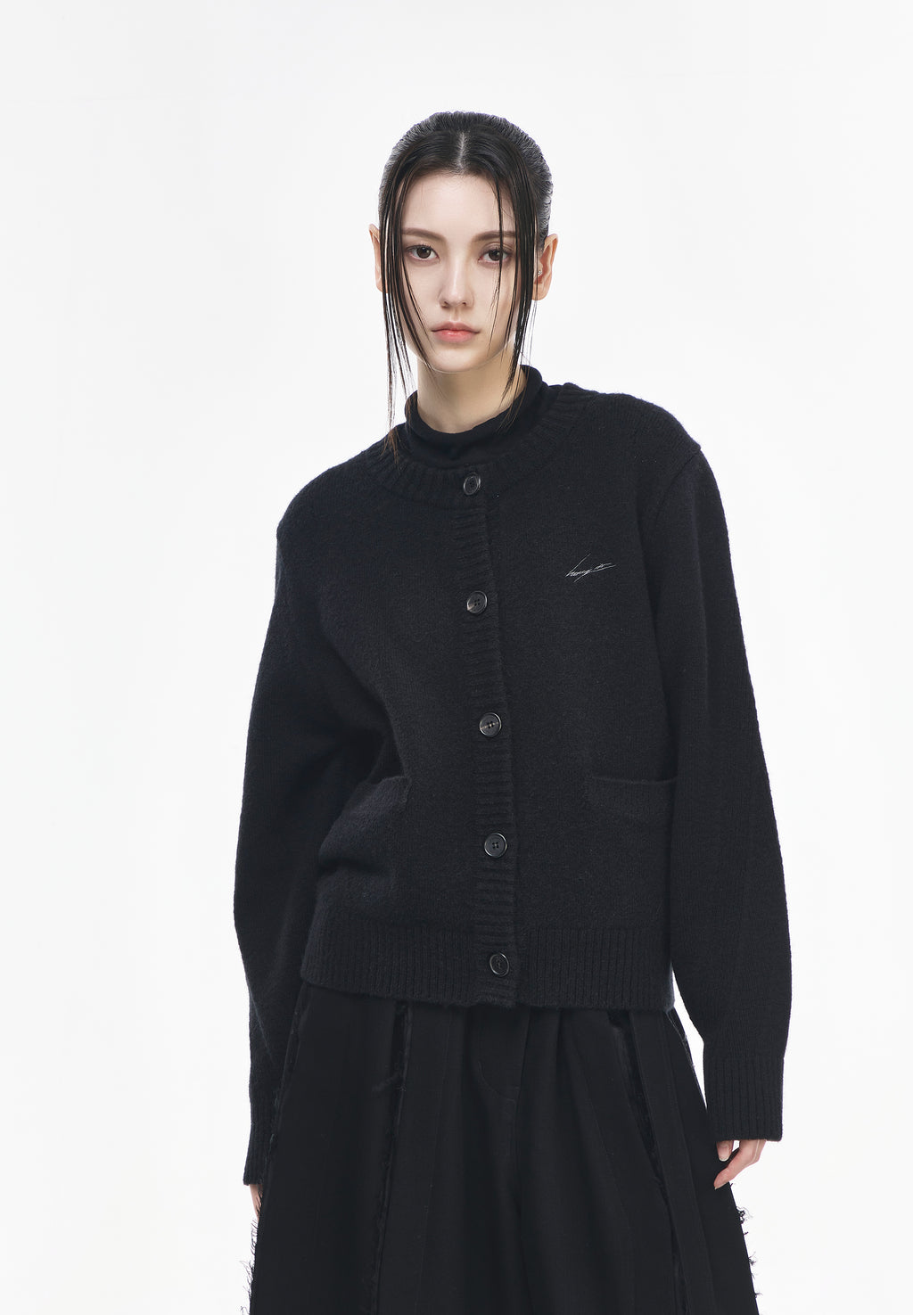 CHARIOT EMBROIDERED ROUND NECK CARDIGAN