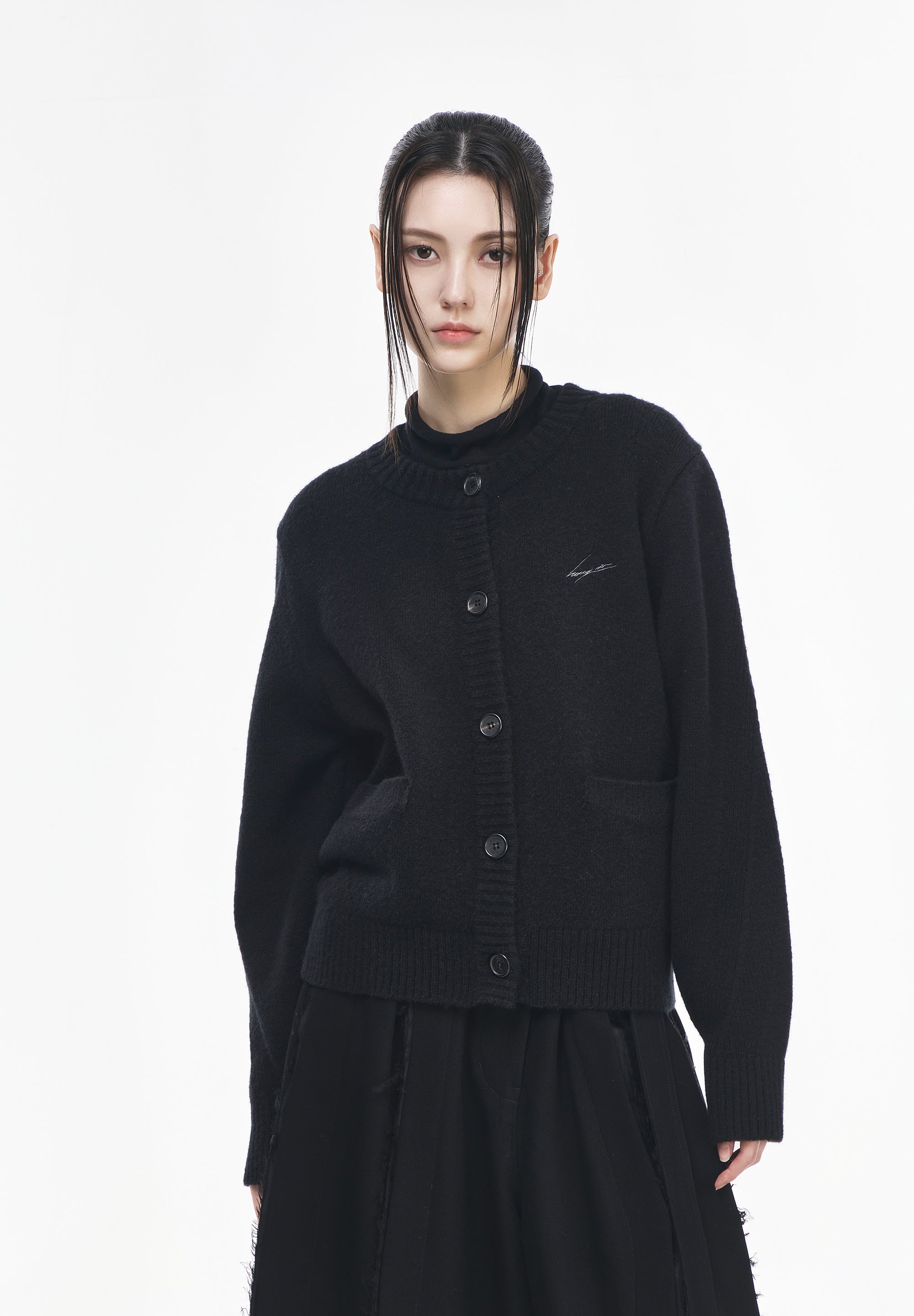 CHARIOT EMBROIDERED ROUND NECK CARDIGAN