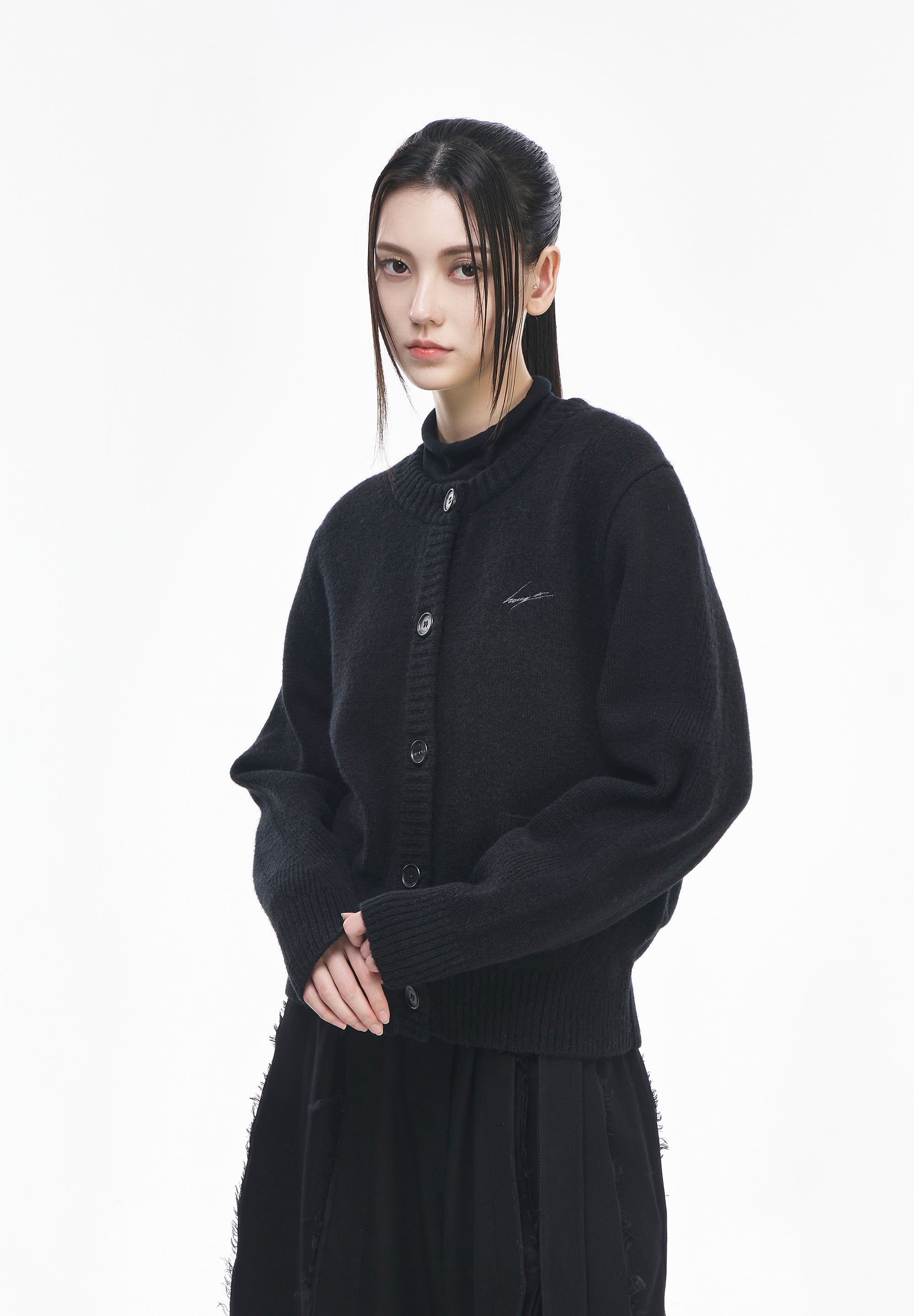 CHARIOT EMBROIDERED ROUND NECK CARDIGAN