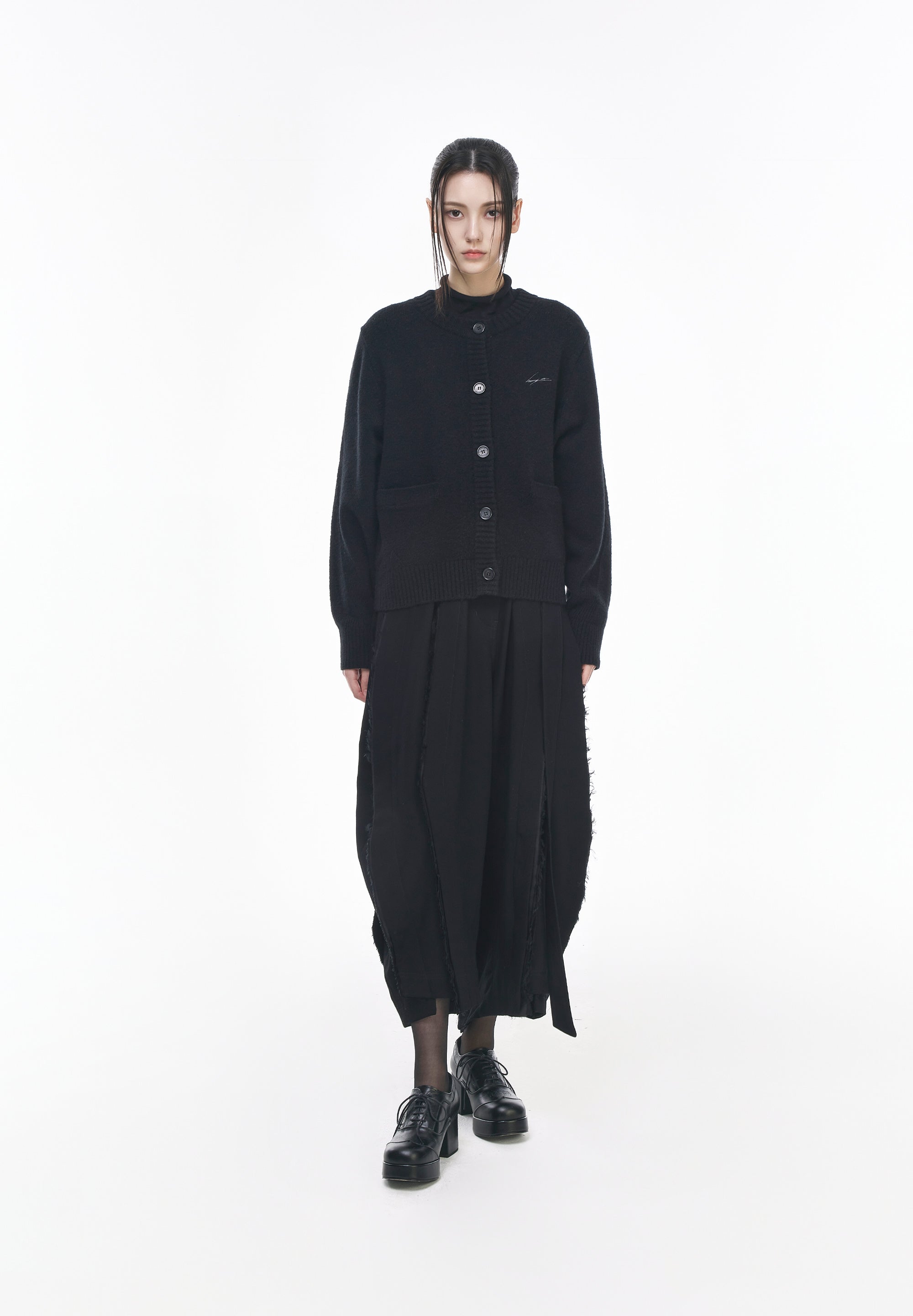 CHARIOT EMBROIDERED ROUND NECK CARDIGAN