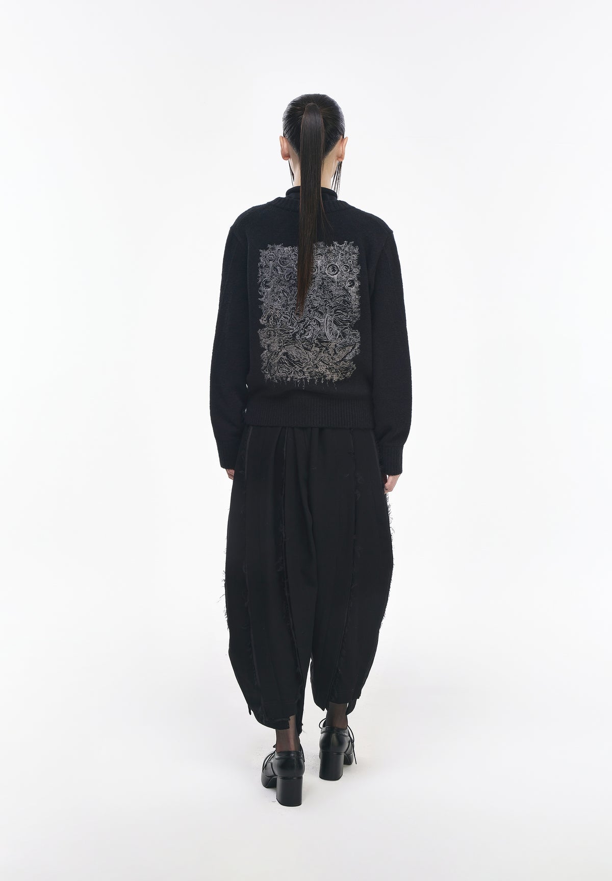 CHARIOT EMBROIDERED ROUND NECK CARDIGAN