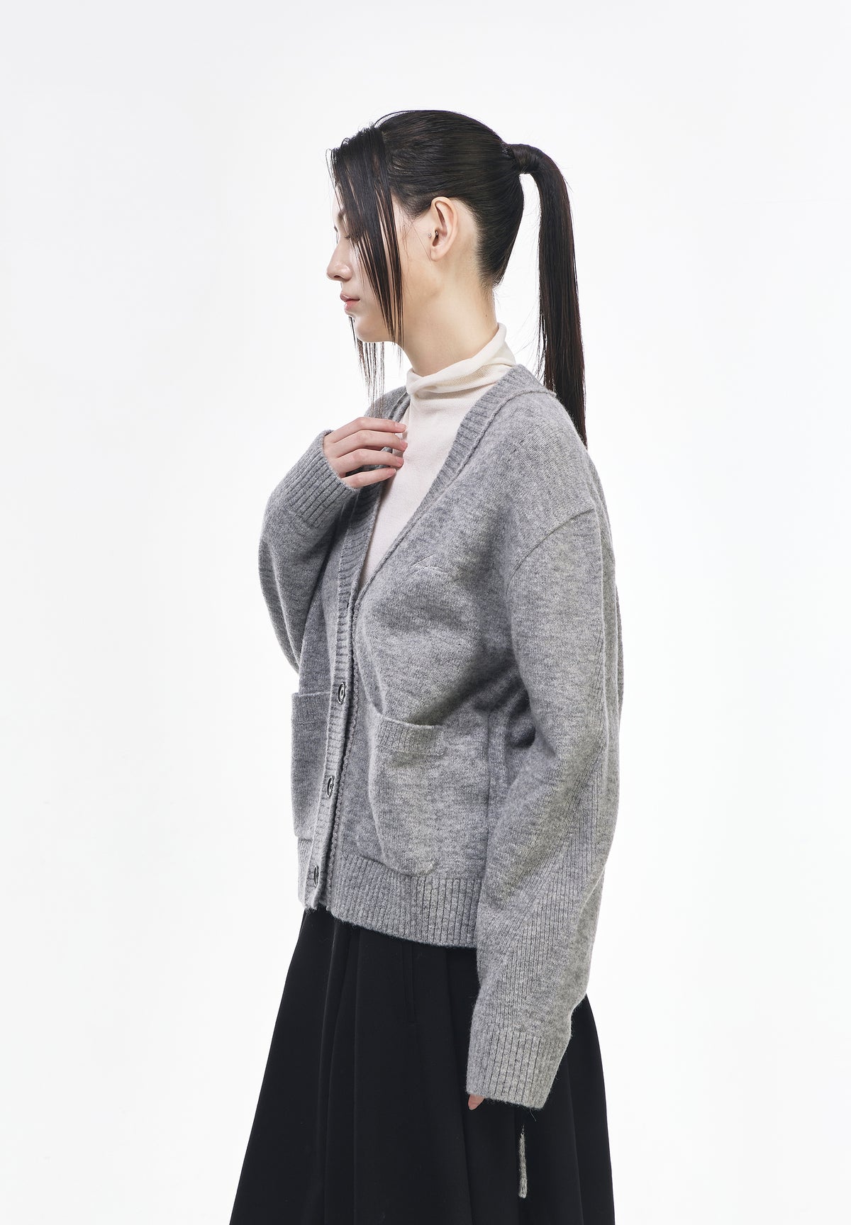 CHARIOT EMBROIDERED V NECK CARDIGAN