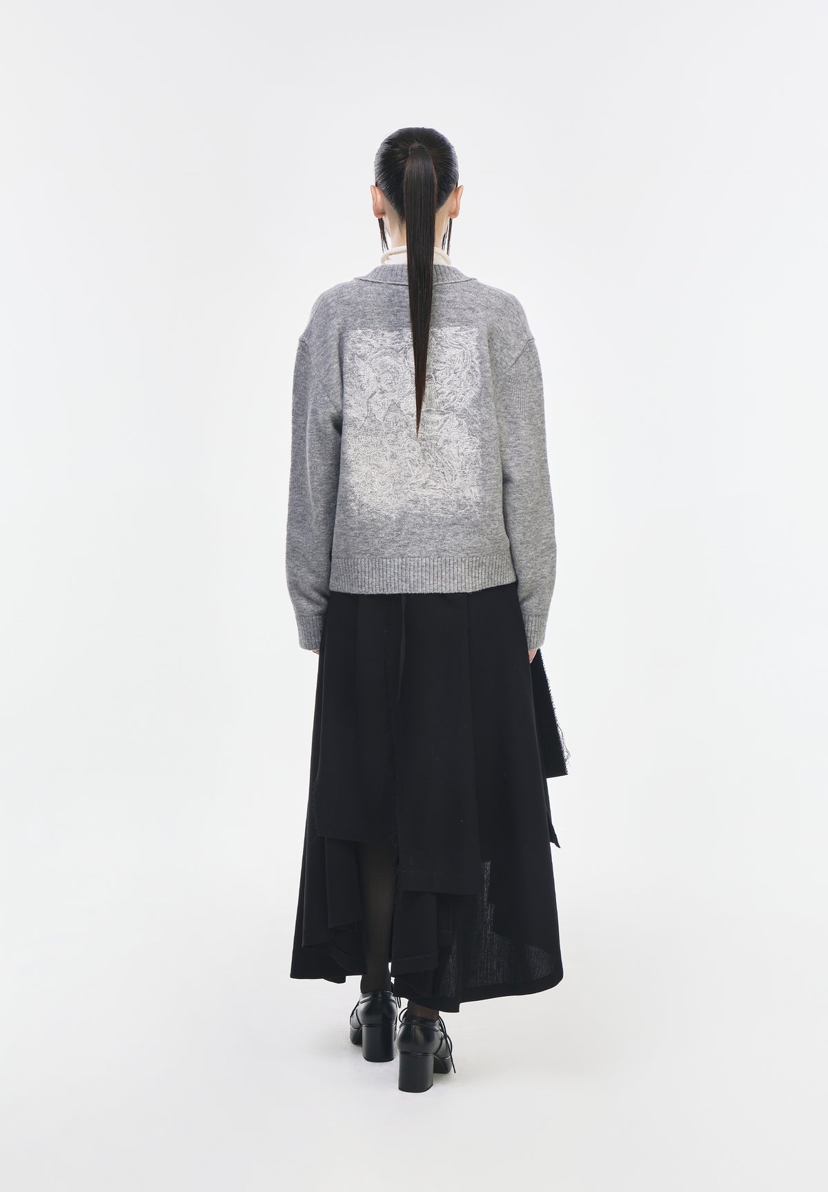 CHARIOT EMBROIDERED V NECK CARDIGAN