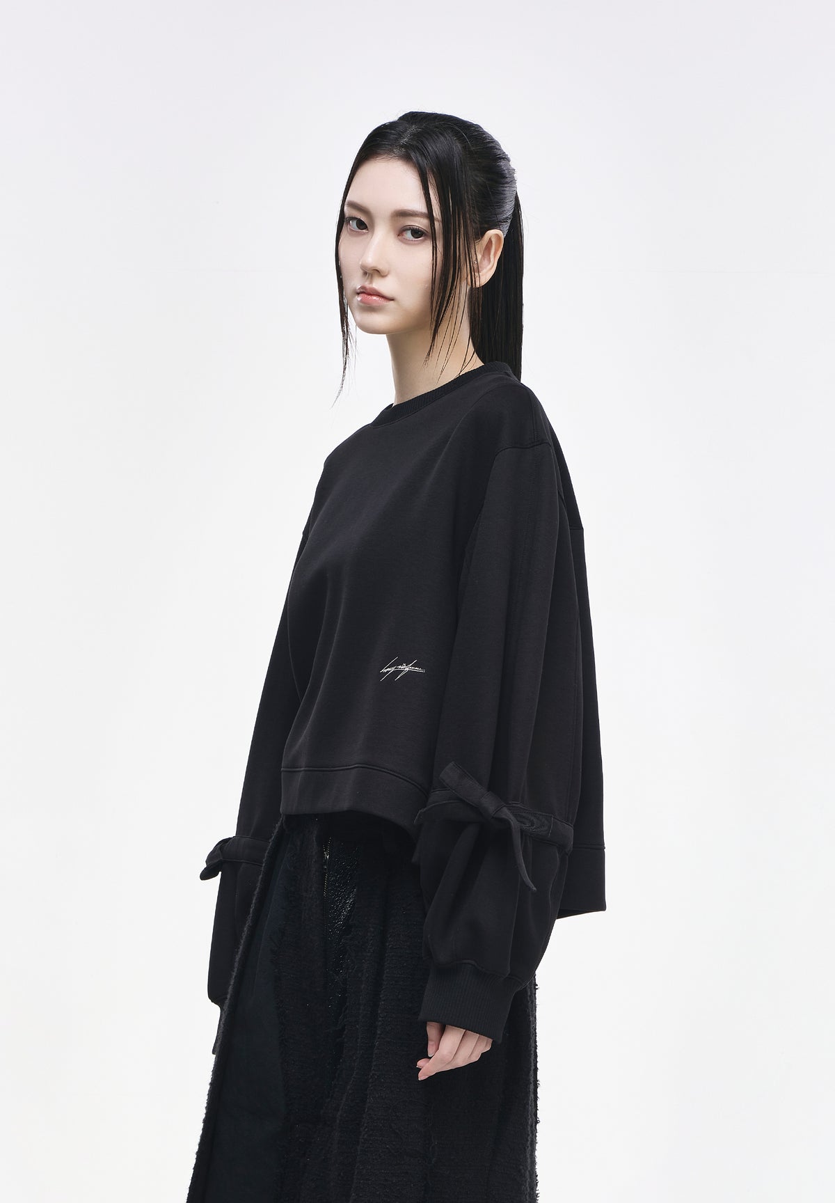MINHWA FRIENDS RIBBON CROP SWEATSHIRT