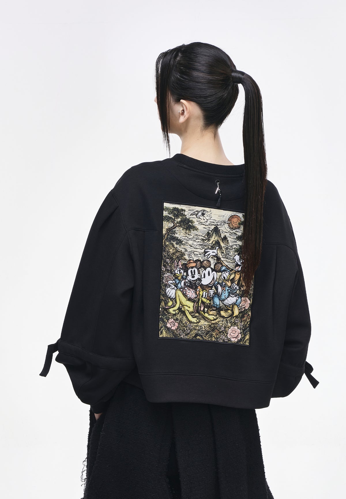 MINHWA FRIENDS RIBBON CROP SWEATSHIRT