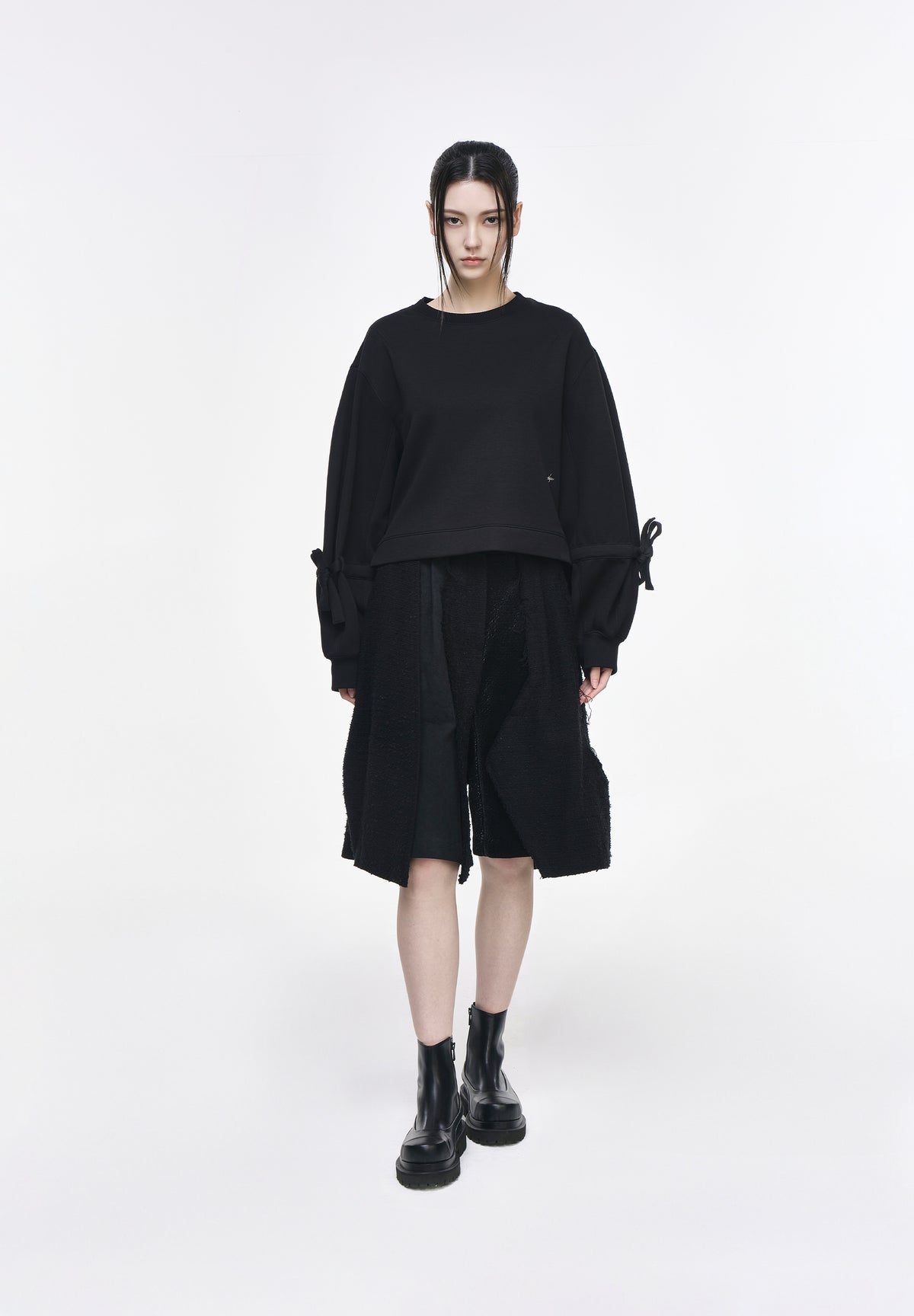 MINHWA FRIENDS RIBBON CROP SWEATSHIRT